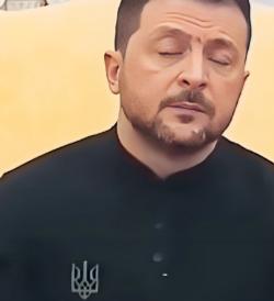 泽连斯基这是在思考什么呢？
闭着眼是在闭目养神呢？还是在思考人生呢？
这满脸无奈