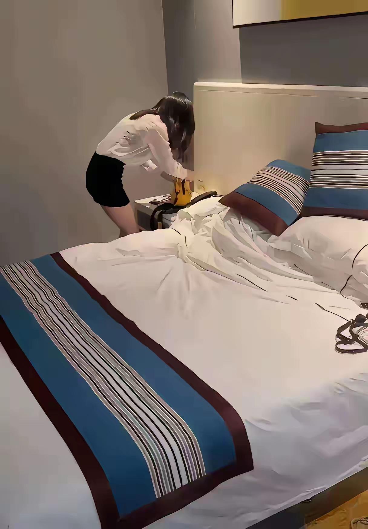 女子弯腰查看时，监控拍下诡异一幕