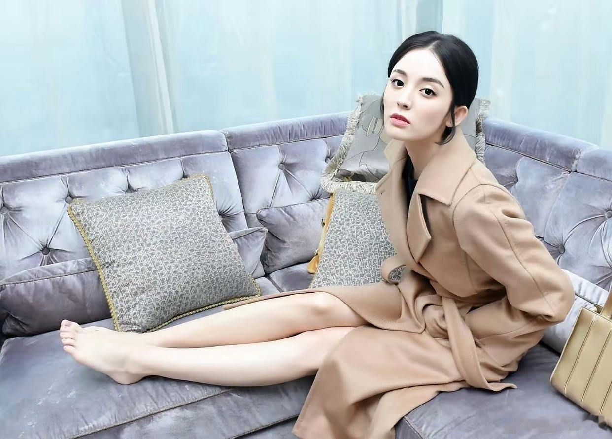 古力娜扎双腿修长纤细，一双玉足精致亮眼，身段格外动人 