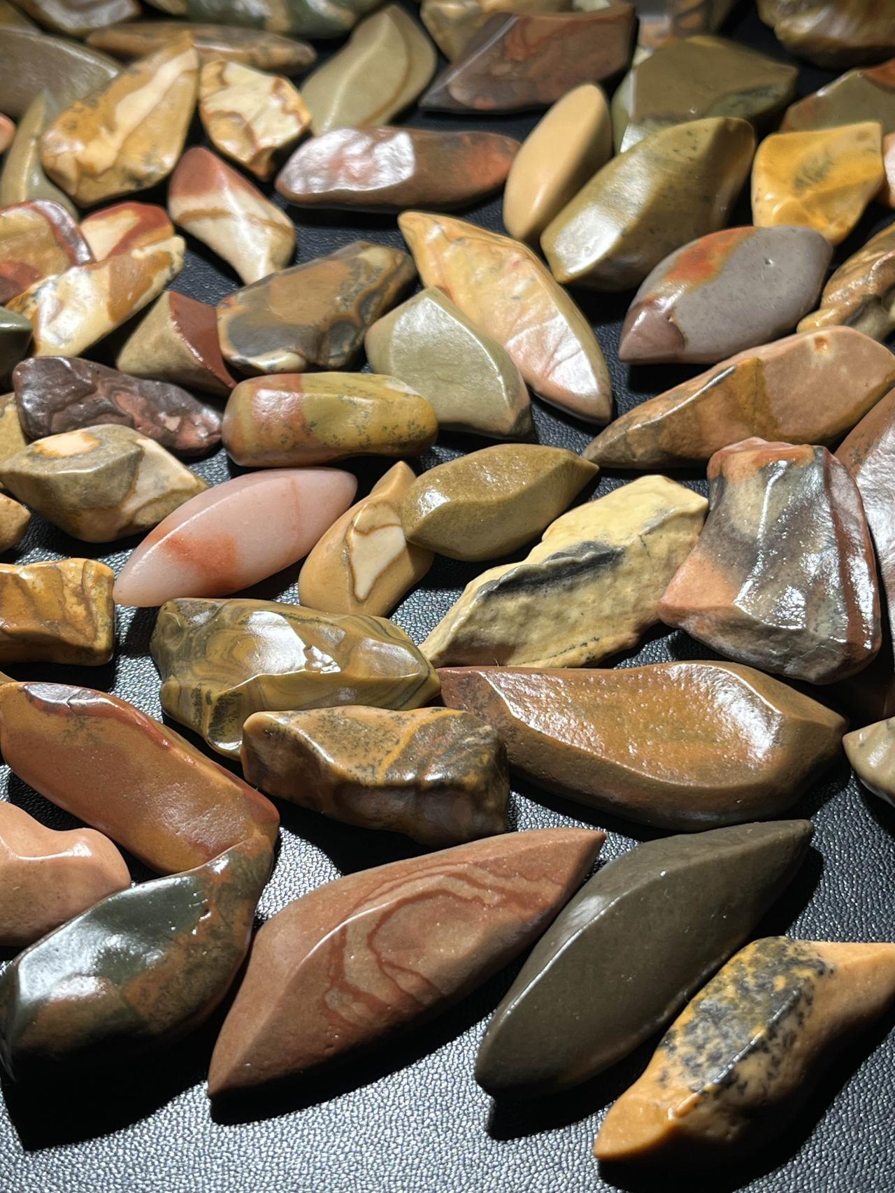 大自然鬼斧神工的杰作，色彩斑斓的石头，每一块都独一无二。