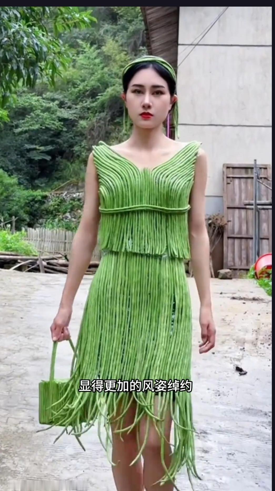 万物皆可做时装！民间巧手姑娘把野草穿出高级感
 
太惊艳了！田间普通的花草庄稼，