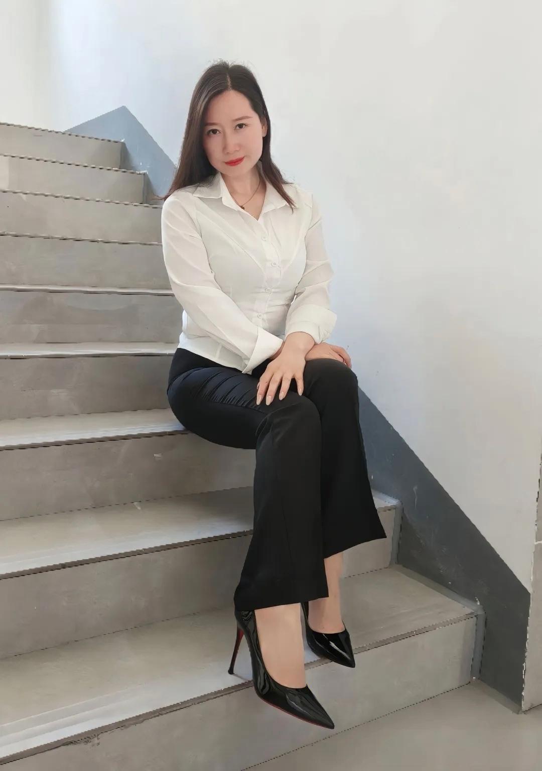 巷尾修表铺的张姨，三十年没添过新衣。丈夫病逝那年，她攥着病危通知单，把给他买寿衣