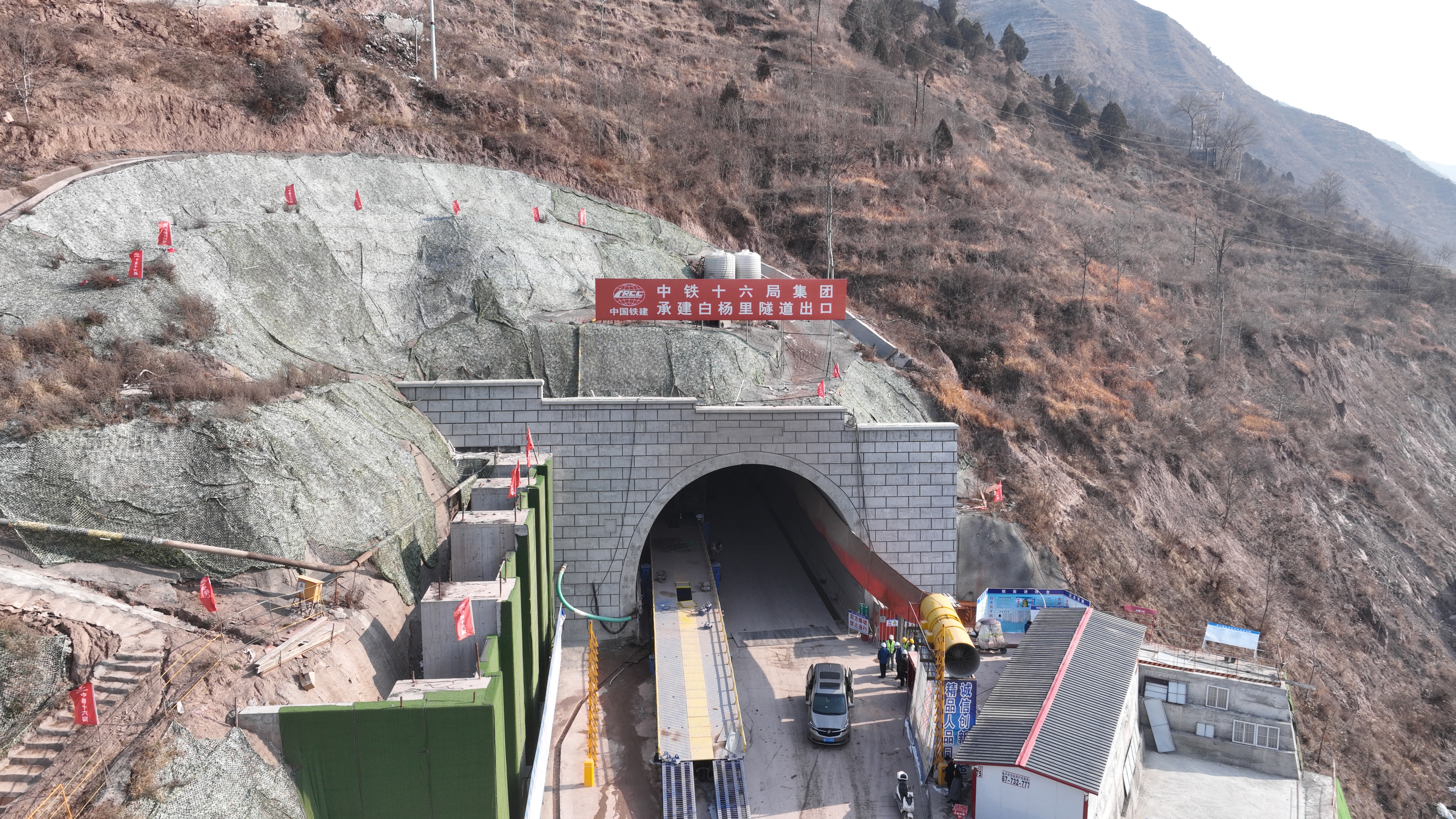 “五一”假期全国多地铁路重点工程建设持续推进