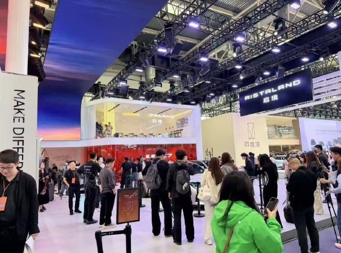 全球老外扎堆来北京车展看电车4月24日，2026北京国际车展正式开展。本届车展共