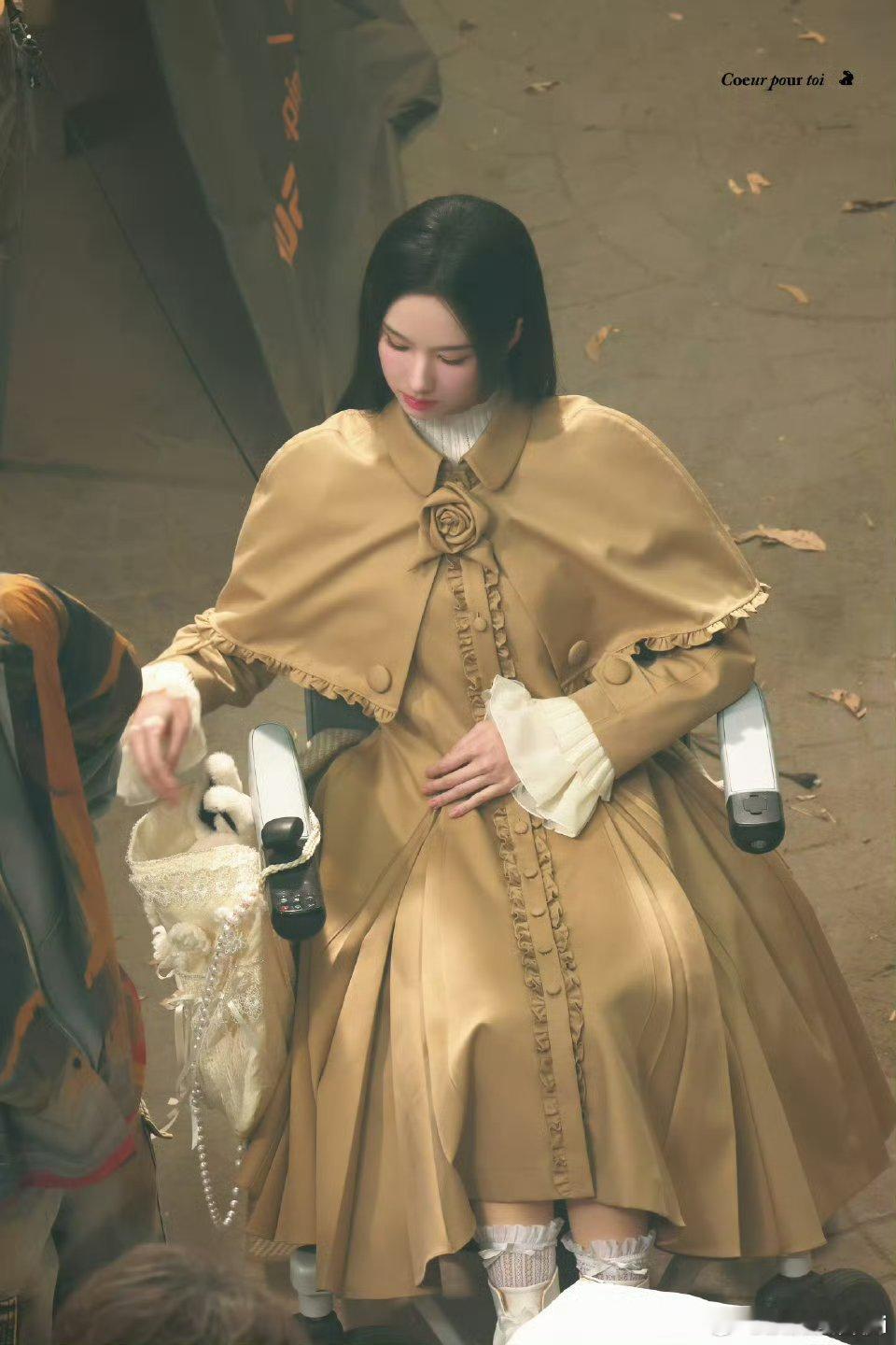 陈都灵今天也没有变成玩偶呢坐轮椅路透，这也太贴白幼薇了