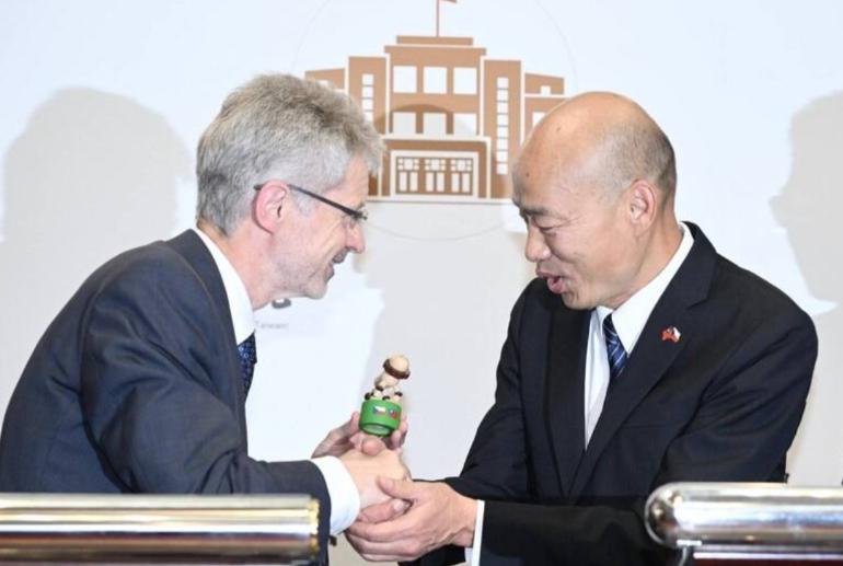 6月1日，维斯特奇尔和到访的韩国瑜会面期间公开发声，声称捷克恪守本国版本的一个中