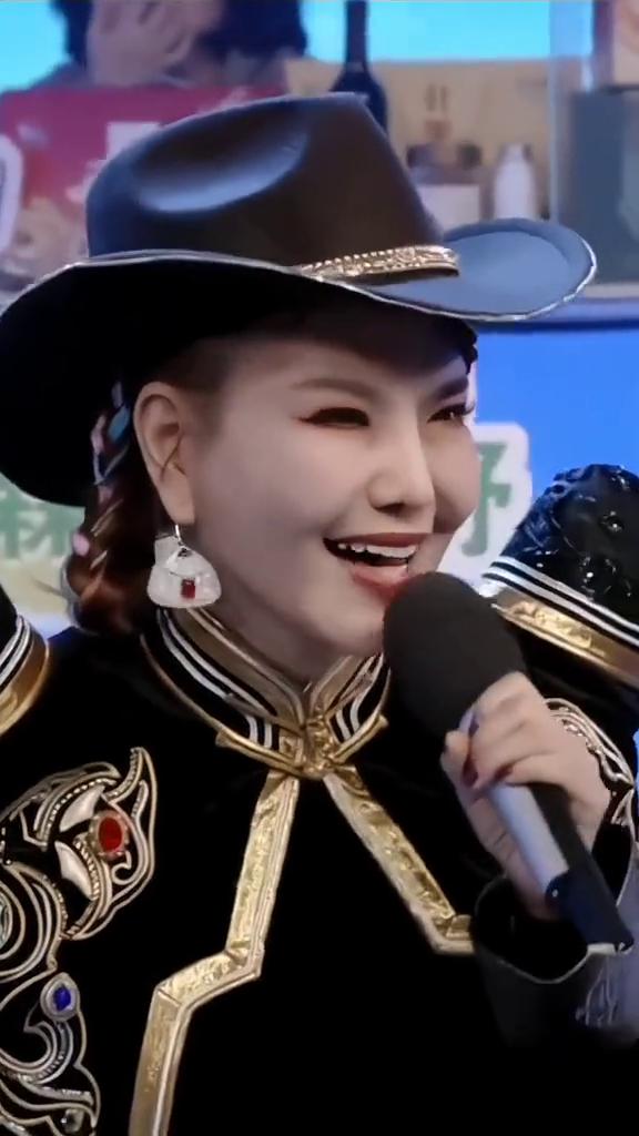涯。
那满天彩虹，天彩霞。