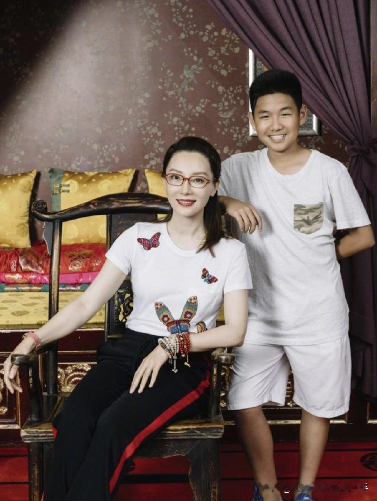 前有“中国好前夫”李亚鹏，后有“中国好后妈”陈数。2011年“旗袍女神”陈数嫁给
