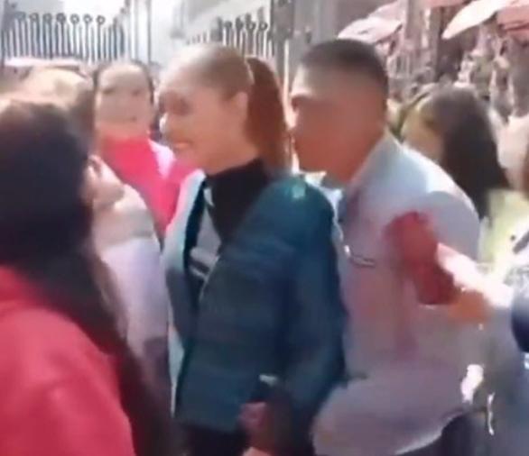 11月4日，墨西哥总统辛鲍姆在墨西哥城国家宫附近遭到一名男子骚扰。
在事发后，安