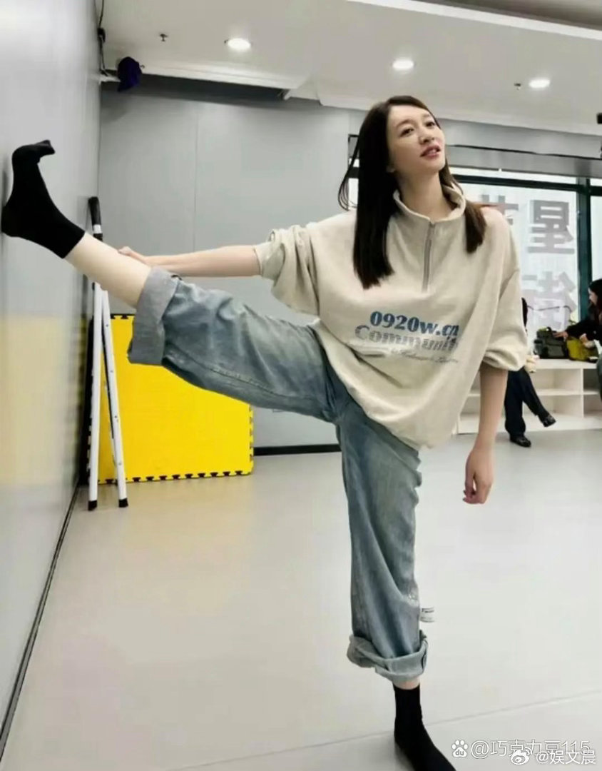 李小冉的肤色真的自带冷白皮，白皙透亮太让人羡慕。 