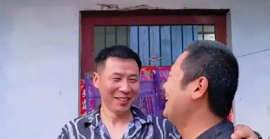 张乔和连杰这事，说白了就是一个忘本，一个被辜负。

张乔不让发小蹭他流量，自己二