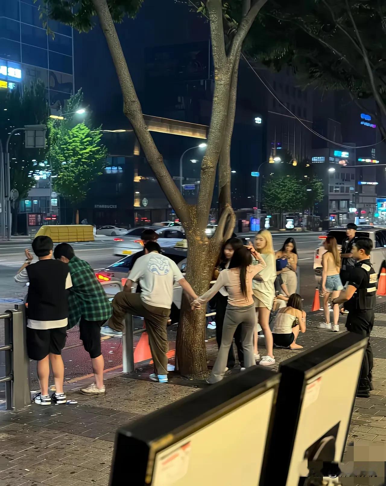 其实一直都看不懂王校长的操作，
家里这么有钱咋天天不干正事，
净跟一些个精神小妹