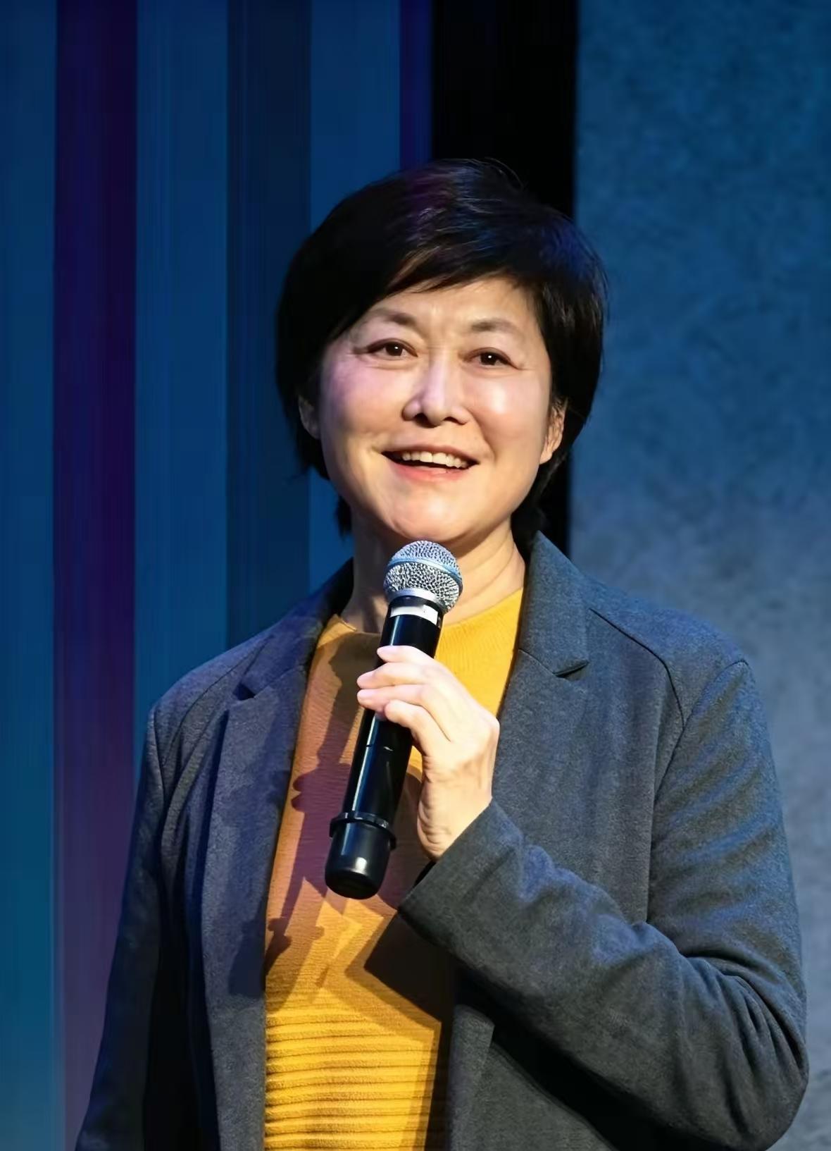 敬一丹走了，终年71岁。
 
她女儿王尔晴在讣告里写得很克制——今年6月，母亲在