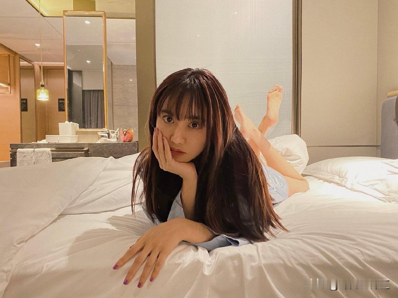 美娜
一身宽松睡衣，安静发呆，治愈所有奔波疲惫。