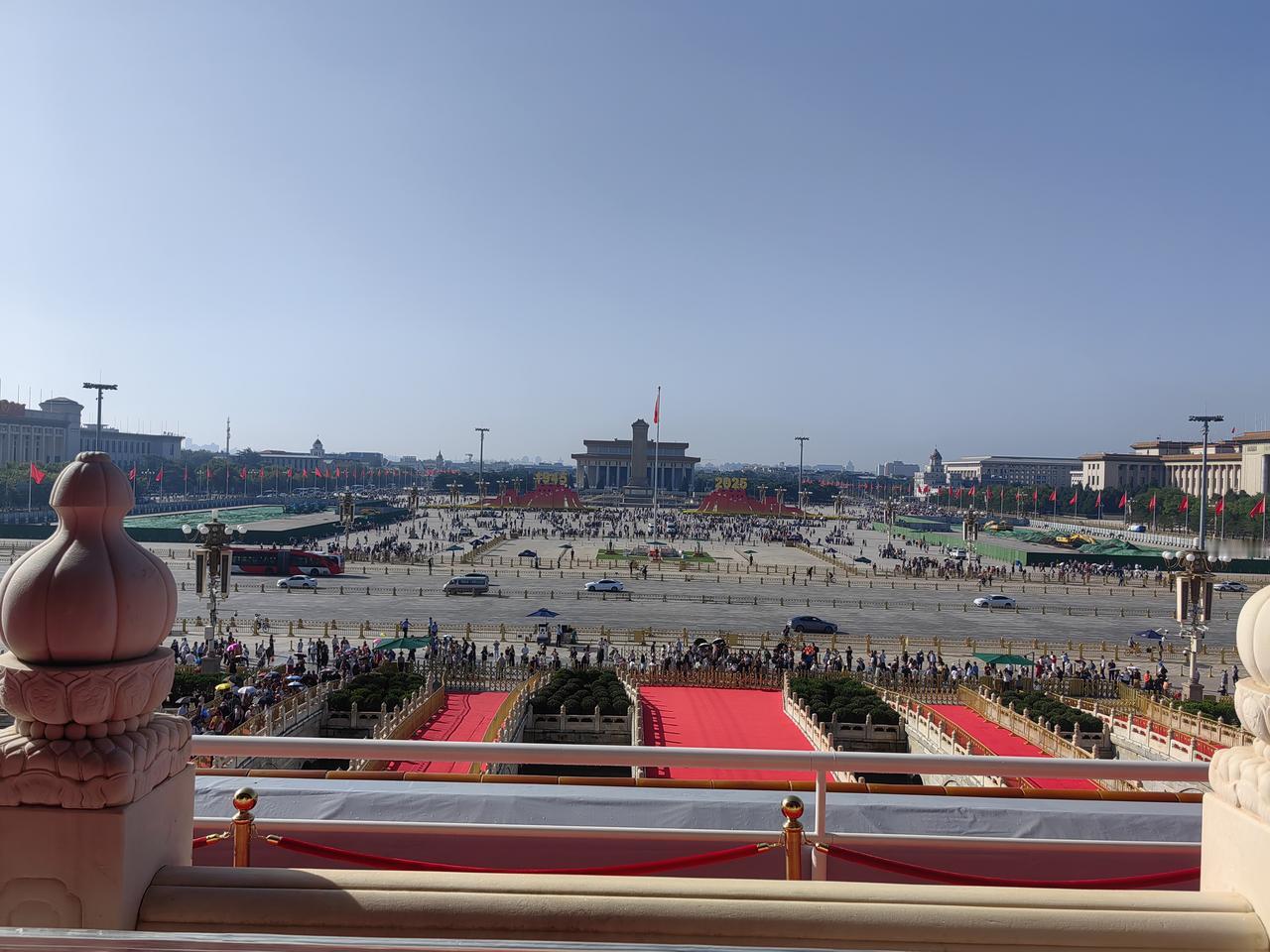 今年最难忘的出门经历是啥去了北京，登上了天安门城楼，观看九三大阅兵的打卡地，心中