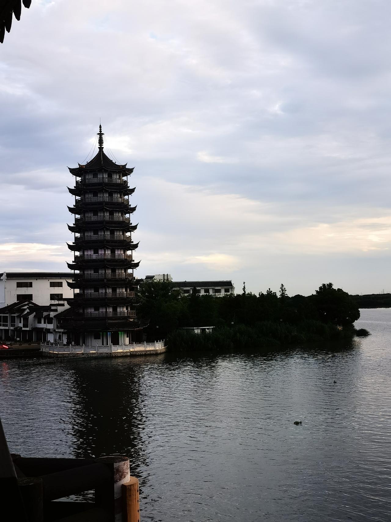 夏日生活打卡季夏天的十里荷圹十里街，山清水秀风景祖国最好。