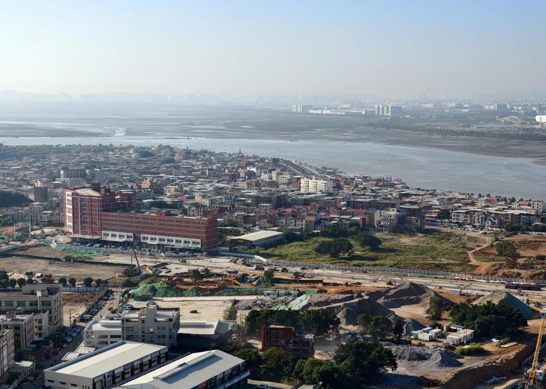 泉州东海中央活力区近况图11.7
保利天瓒都快完工了 有这么好的阳光反射 总体还