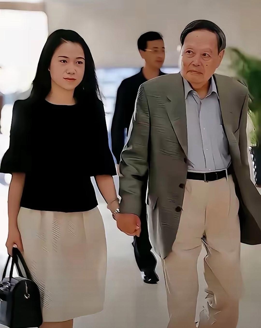 杨振宁享年103岁去世，翁帆已48岁。今后的路，可能杨振宁已经做了安排，无须大家