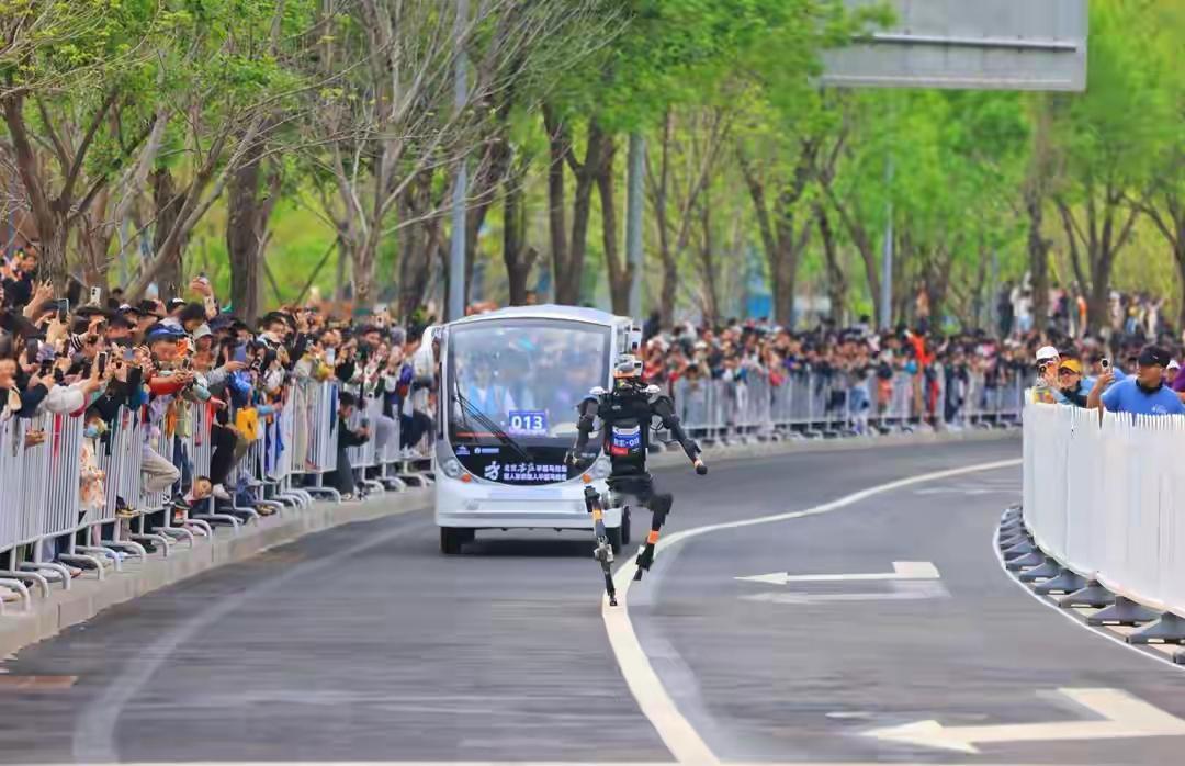 宇树机器人打破人类1500米世界纪录宇树H1机器人跑出的亮眼成绩，是中国科技力量