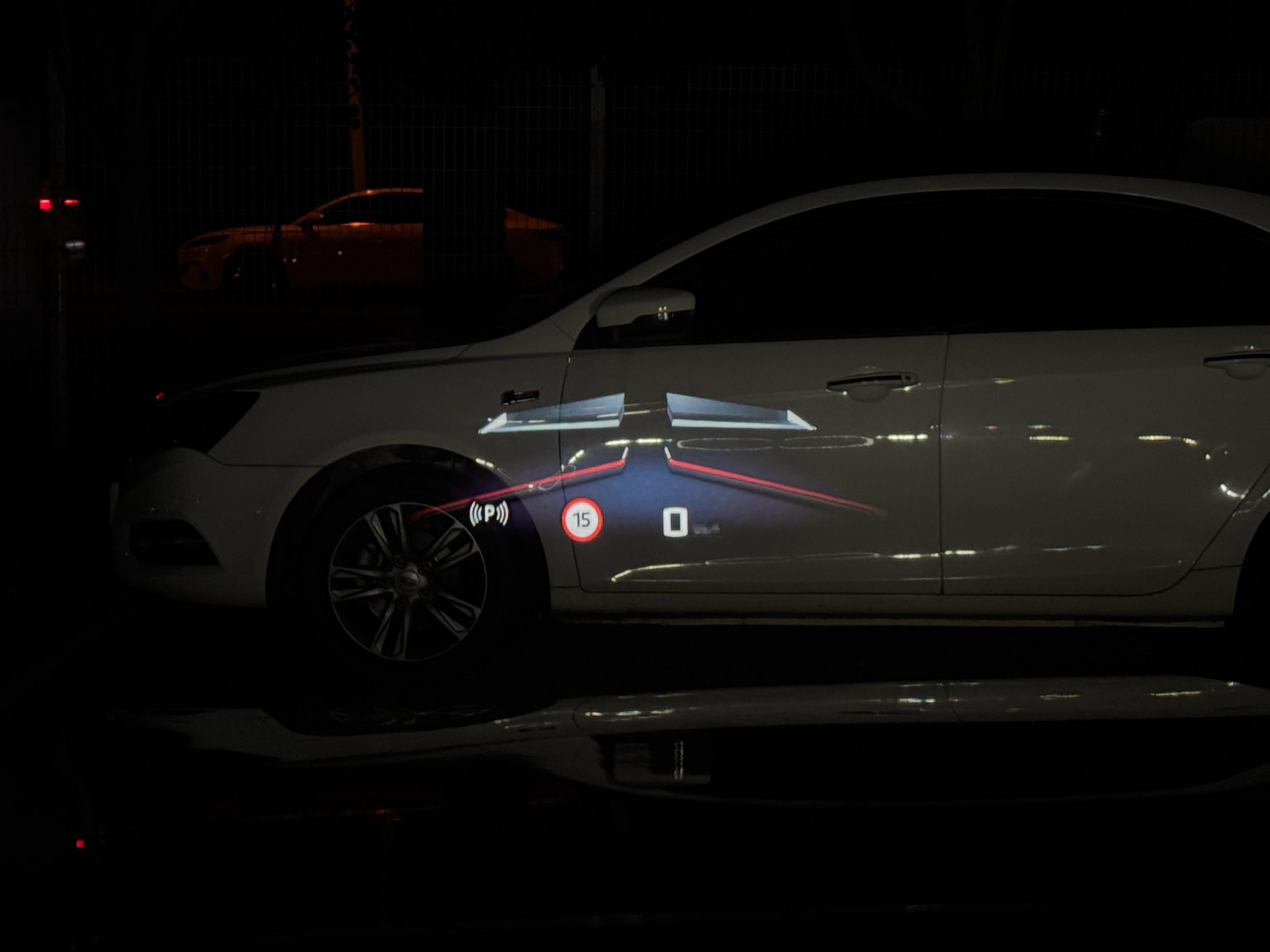 宝马 i7的 HUD 里这个悬浮标非常有意思就像挂在车里的一个摆件一样车身的动态