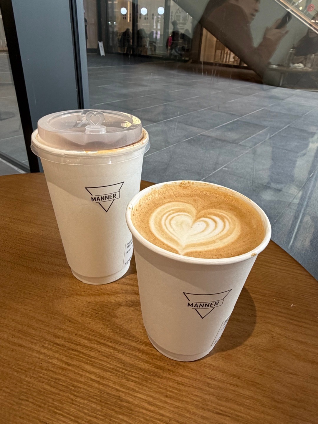 今天的咖啡师还给拉了个简单花有被认真对待的感觉赶紧把盖子取下来拍照留念📷这是令