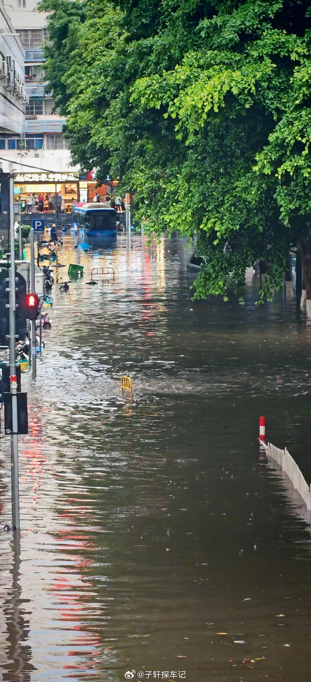 3月的广州，刚告别连绵阴雨，又撞上这场来势汹汹的强对流。冰雹砸向防盗网的哐哐响，