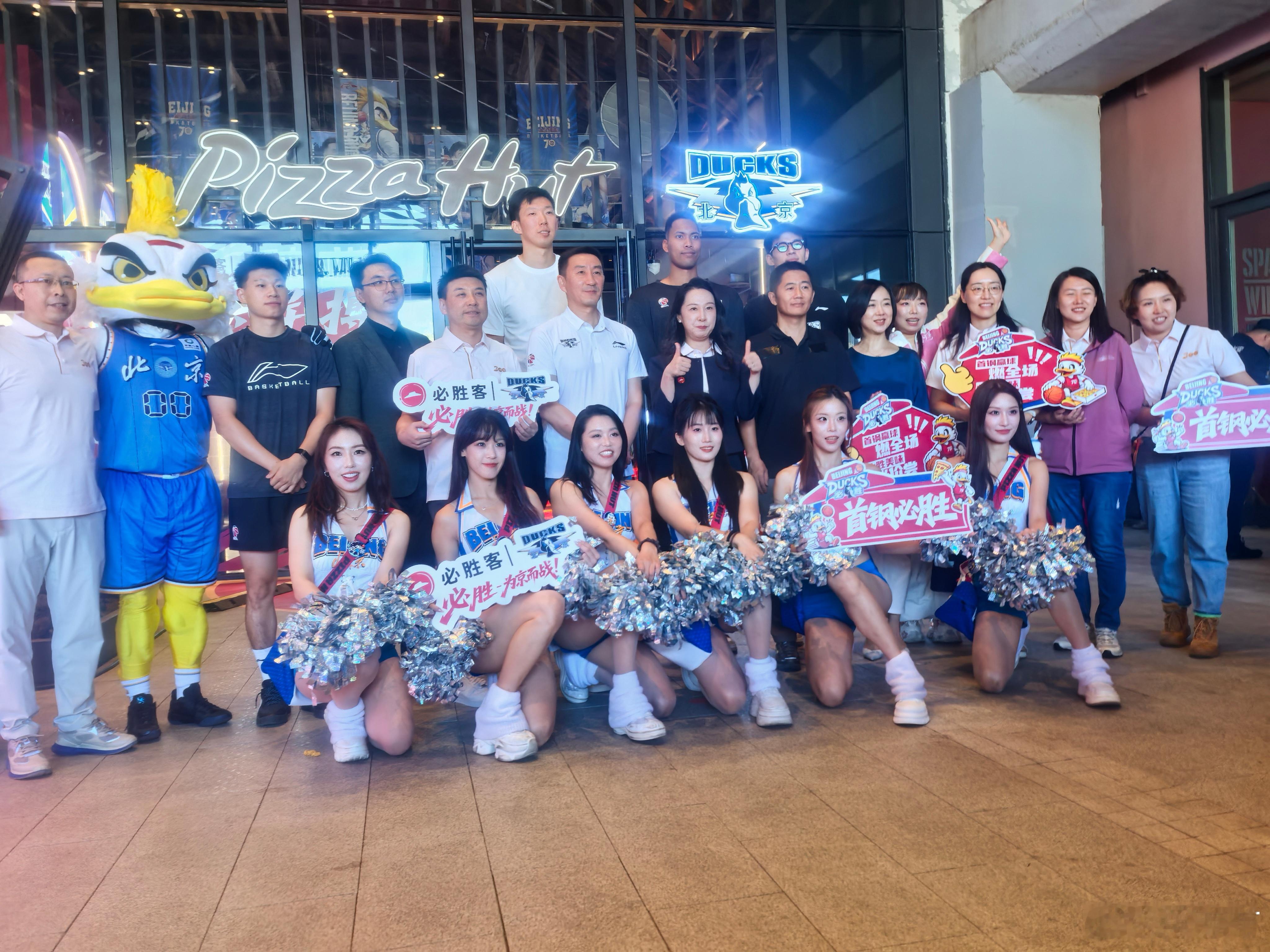 这家必胜客首钢主题店，离冰球馆主场是真近，新赛季赛前据点了属于是，主要必胜客这个