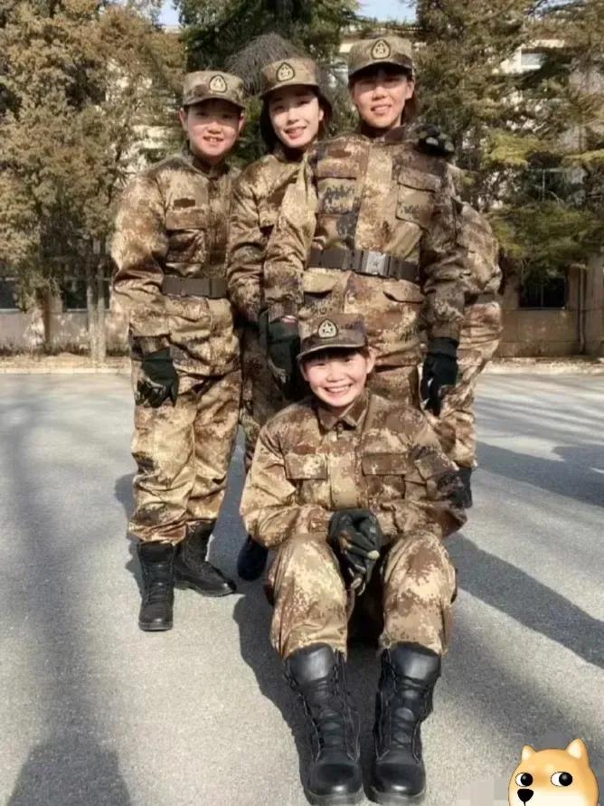 女乒也是爱美的
看她们的军装照多俊：
莎莎、同同、佳佳
清一色的美女呀！
中华儿
