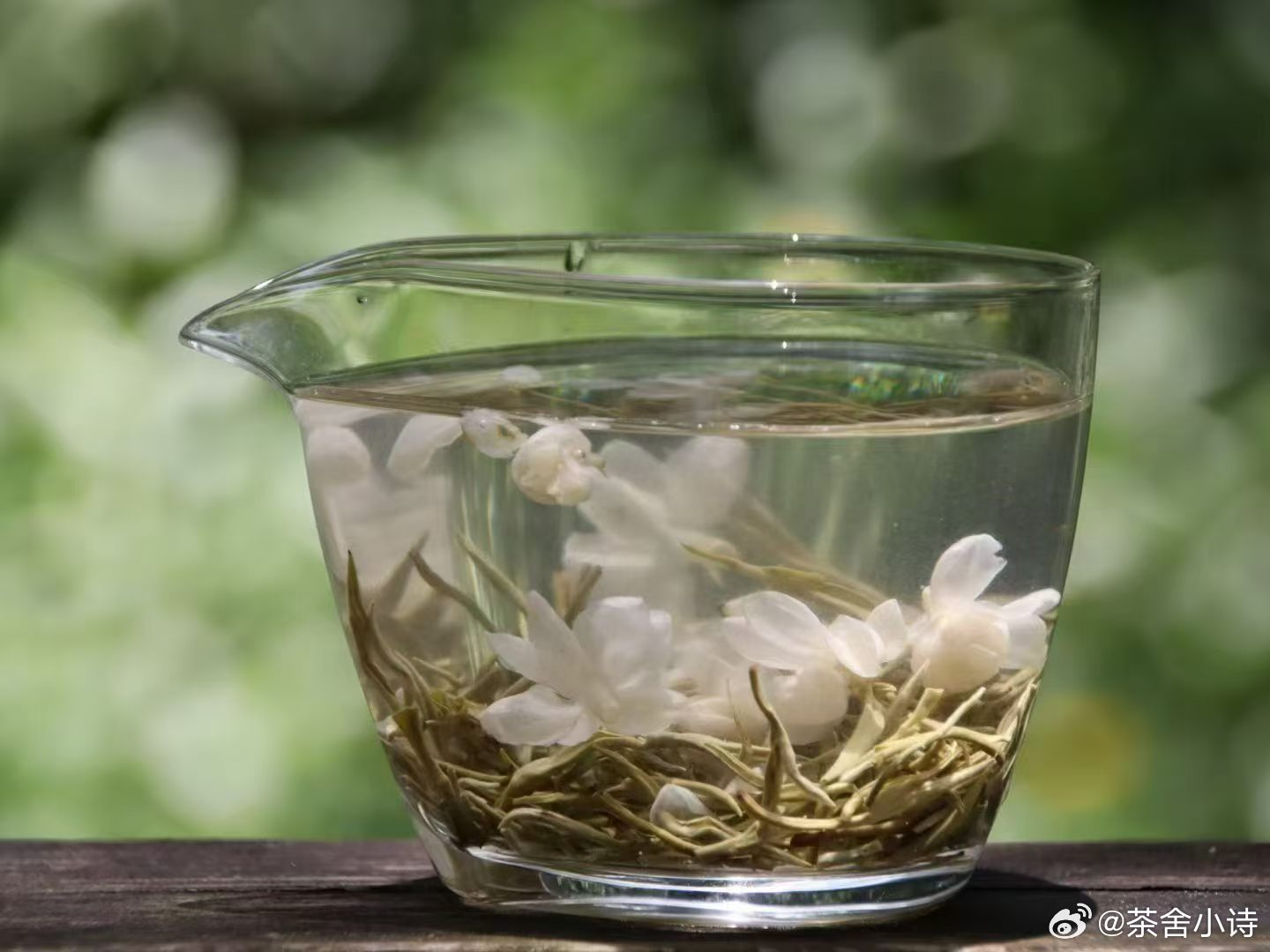 岁月极美，在于它必然的流逝。春花，秋月，夏日，冬雪。你若盛开，清风自来。 