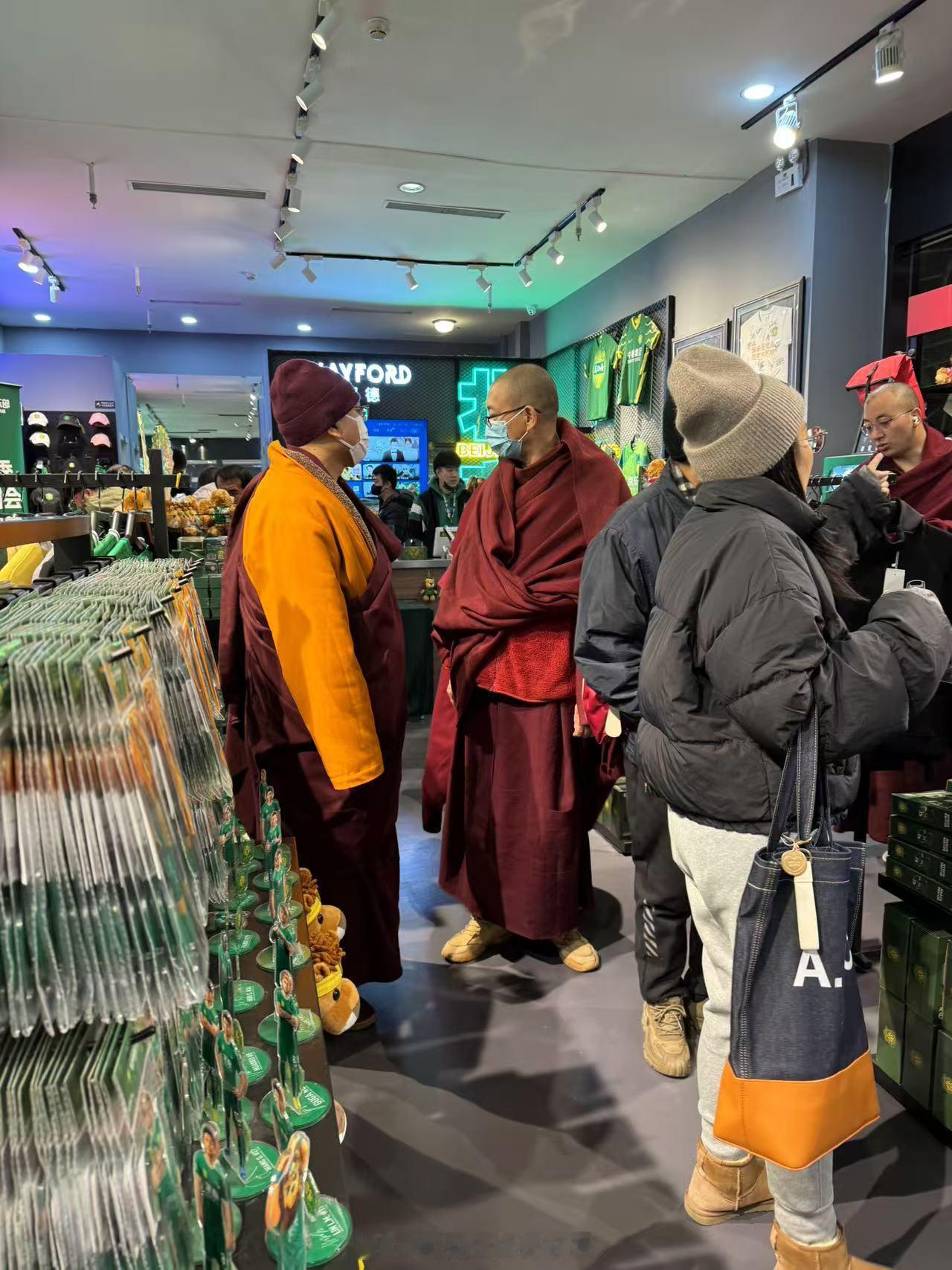 北京国安[超话] 这什么影响力？喇嘛组团来国安球迷商店购物来了[机智] 