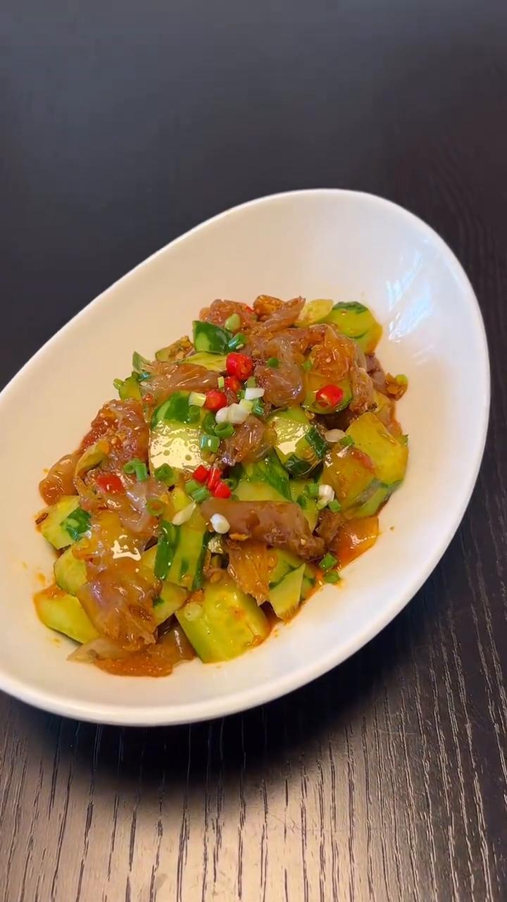 ·海蜇头洗净，切斜刀片，纯净水中浸泡3小时左右，中途换3次水，等海蜇完全没有咸味