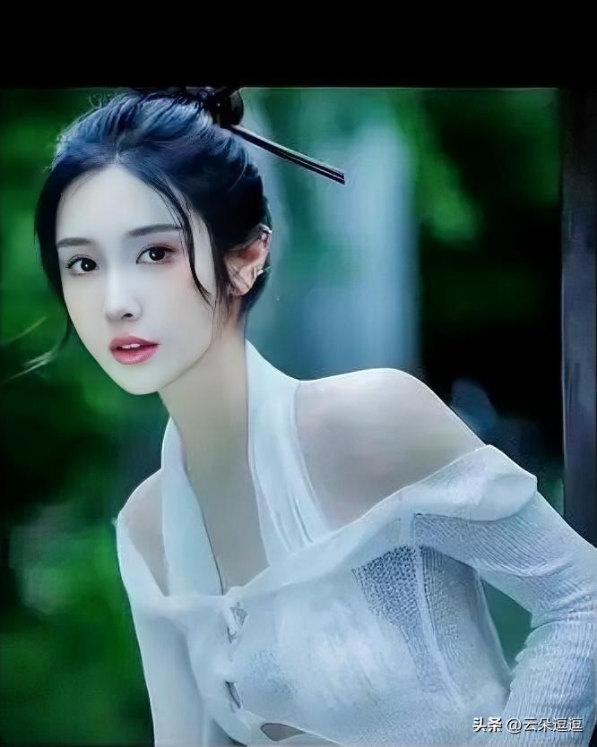 仙气飘飘的少女，绿意盎然的背景，宛如画中仙子。