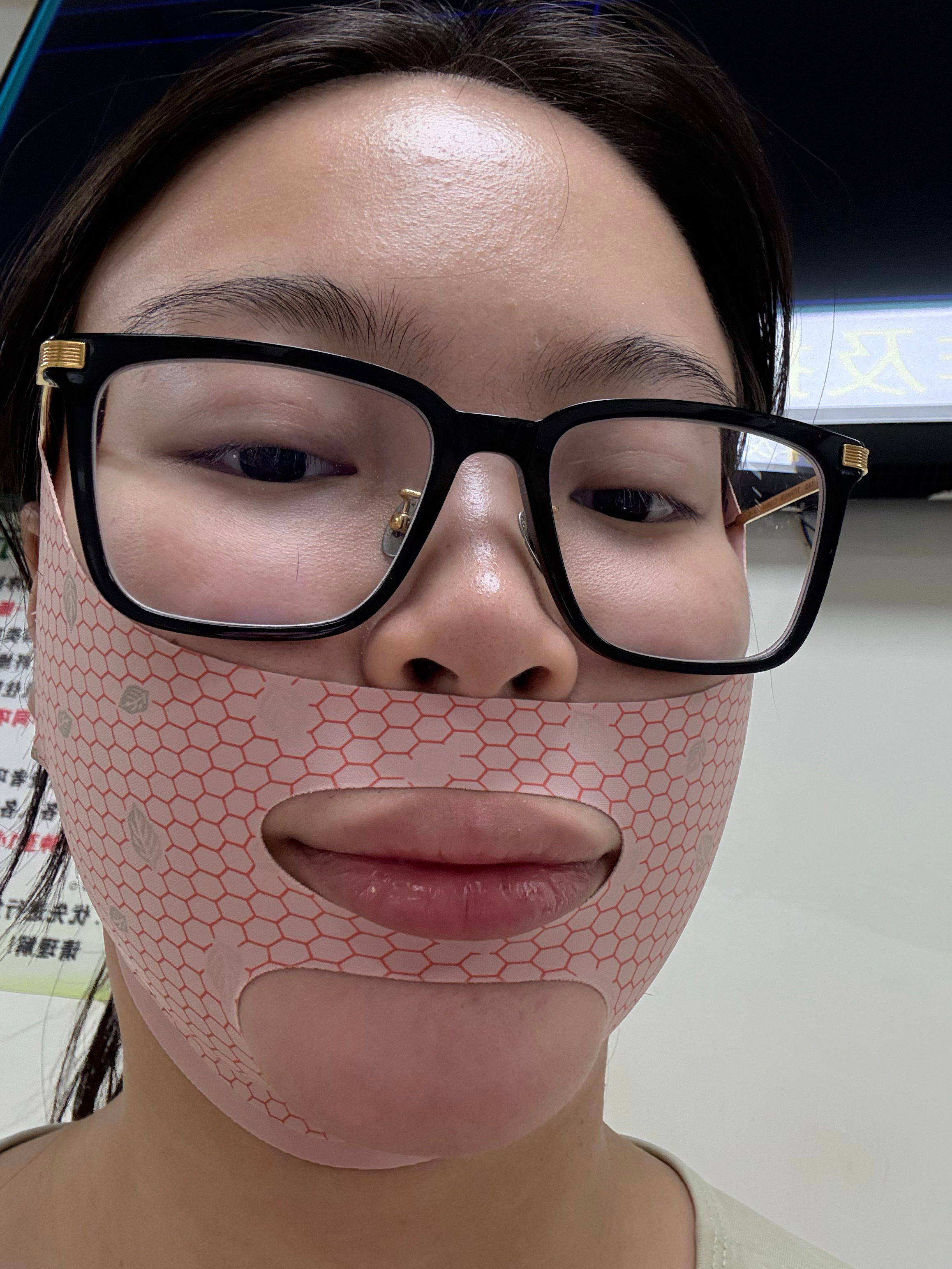 我先说一下我买这个东西是因为我发现我有时候表情容易垮。就是我会不自觉的两个嘴角向