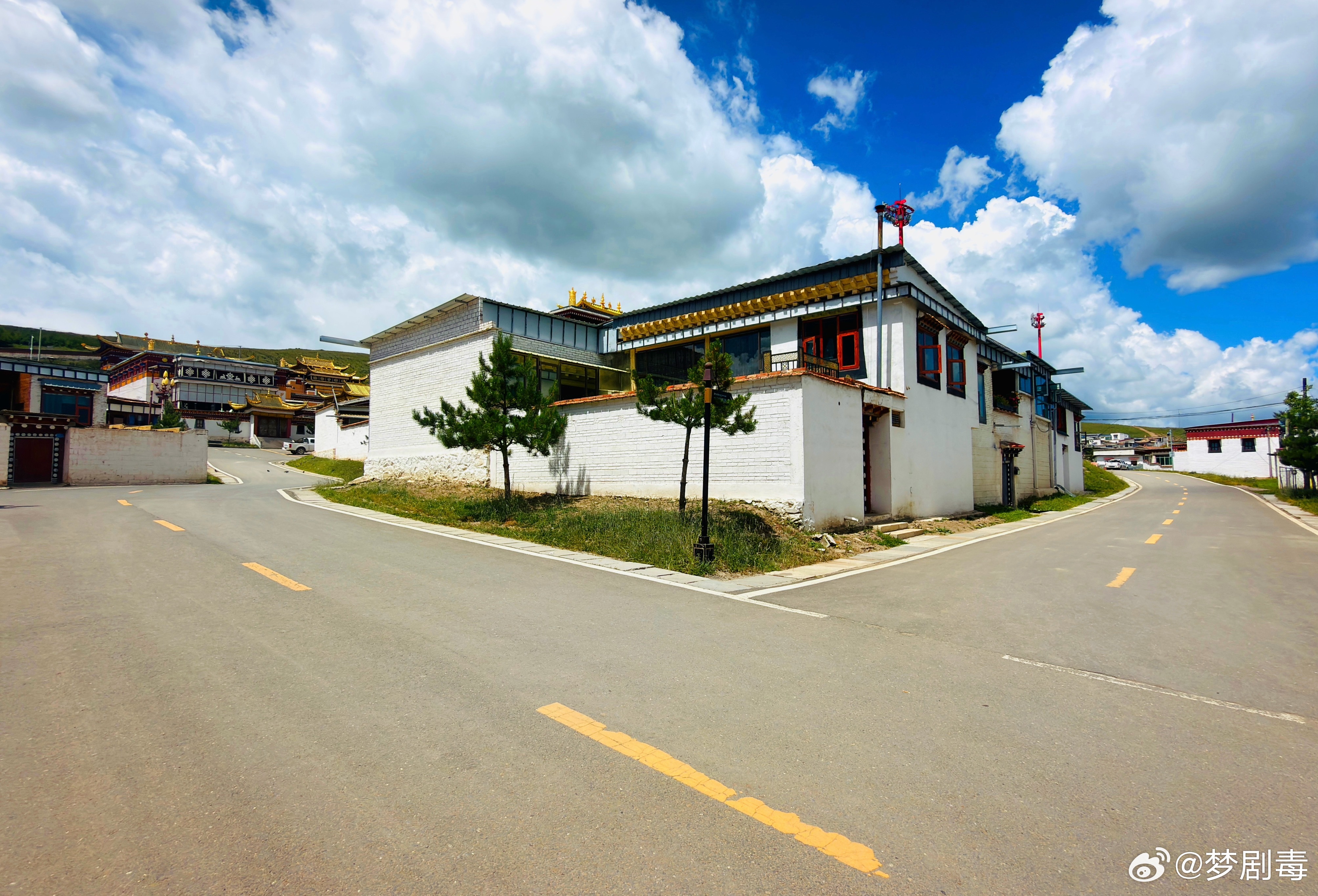  རི་ཁྲོད་དབེན་པའི་གནས་མཆོག་ན། །སྤྱོད་ལམ་