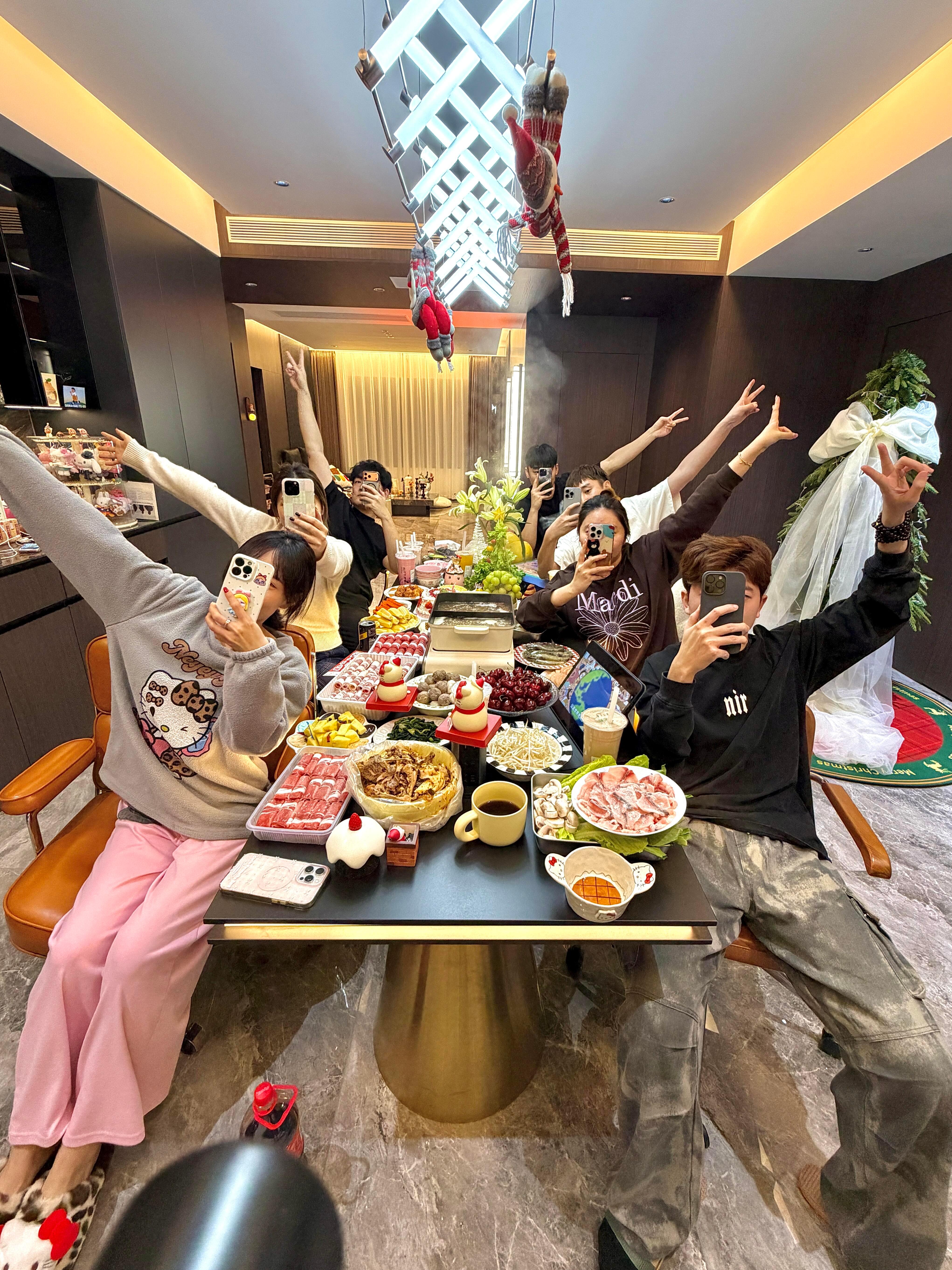 把最会吃的一群人聚到一起了本想好好减肥，却被身边人带着天天点外卖。食谱没坚持下来