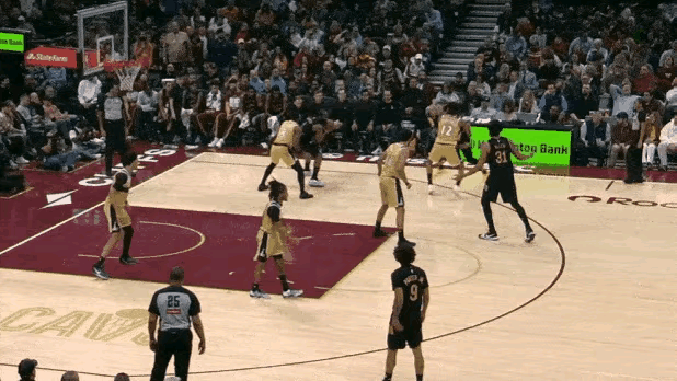 哈登不愧是传球大师，只要你跑出空位，球就到。8个人站着不动，两个人在老鹰捉小鸡。