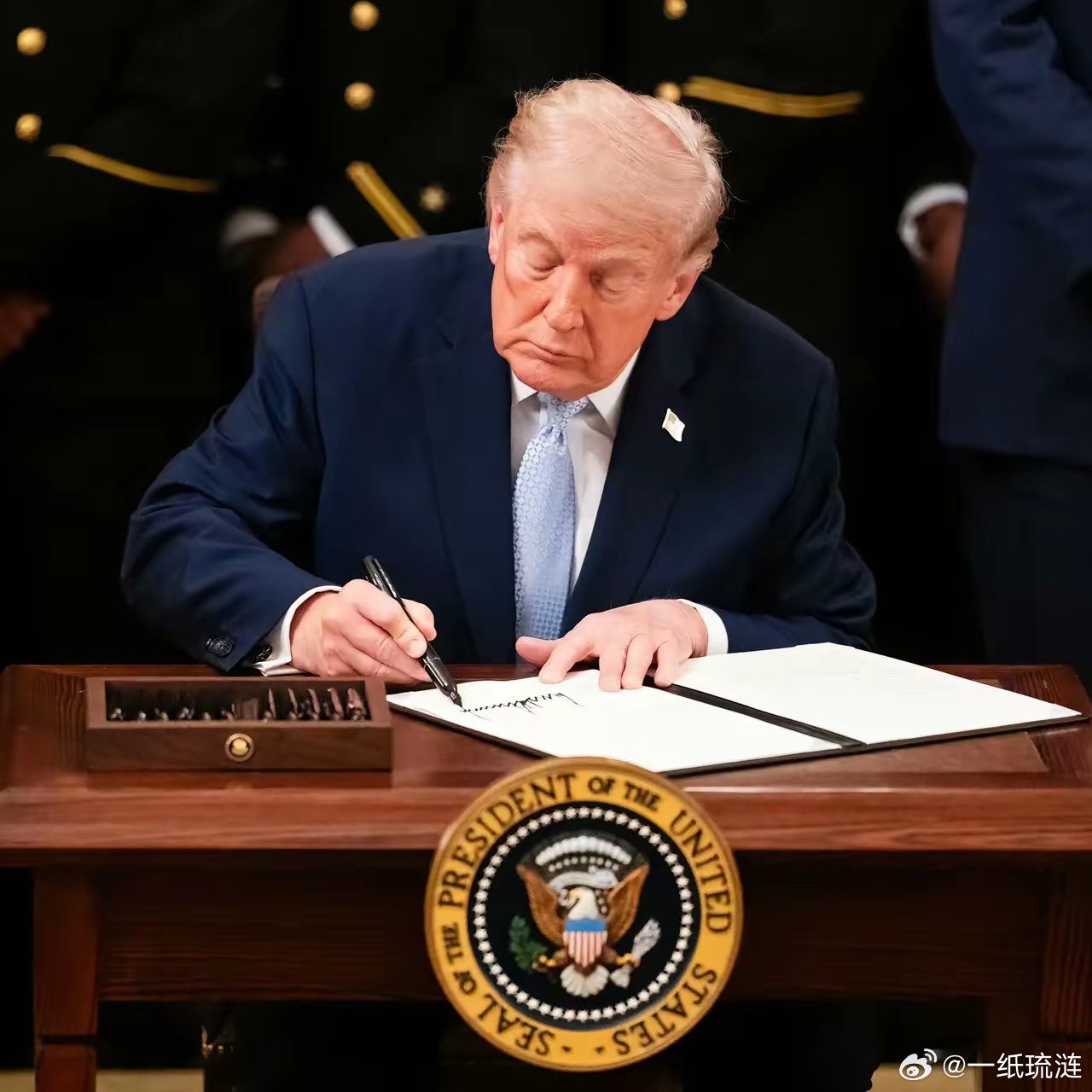 老特舒服了，这回真的可以千古留名了，165年来的规矩，首次打破，把美国现任总统的