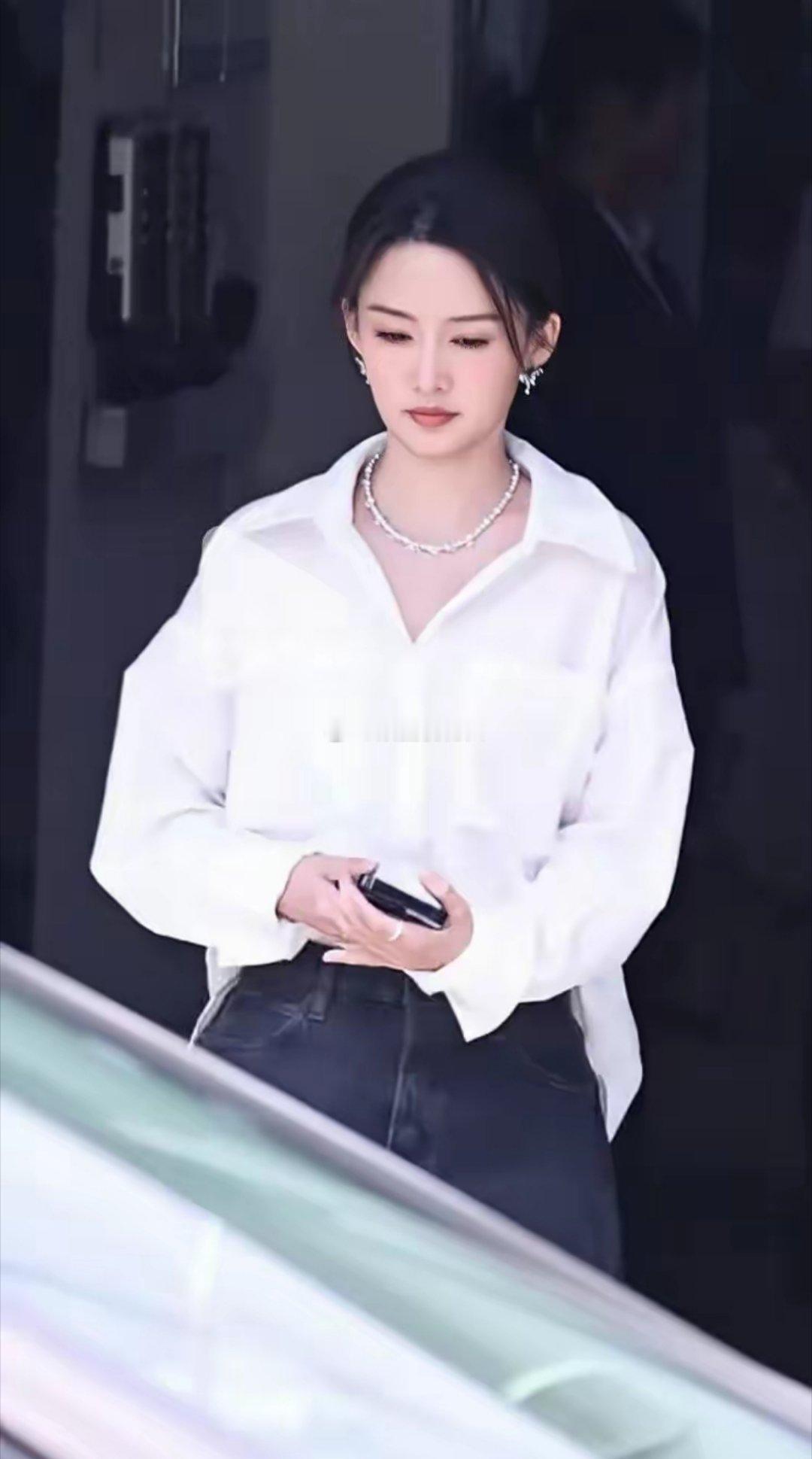 李沁综艺录制路透，白色宽松衬衣搭配黑灰色牛仔短裤，美的好犯规 ​​​