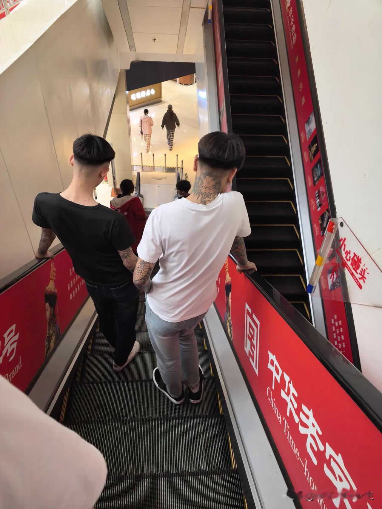 前几天，在超市下电梯的时候，见前面有个小伙子在脖子上、胳膊上纹了身——身上看不见