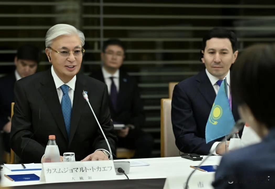 【背刺】
就在稀土进入白热化的时候，哈萨克斯坦托卡耶与高市早苗联手，提供稀土，解