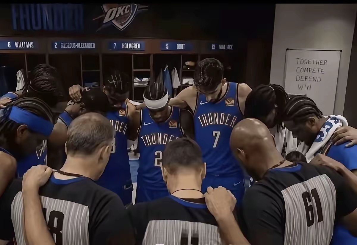 雷霆122 - 113战胜马刺这场比赛，裁判控场的争议可太大了。NBA总裁肖华又