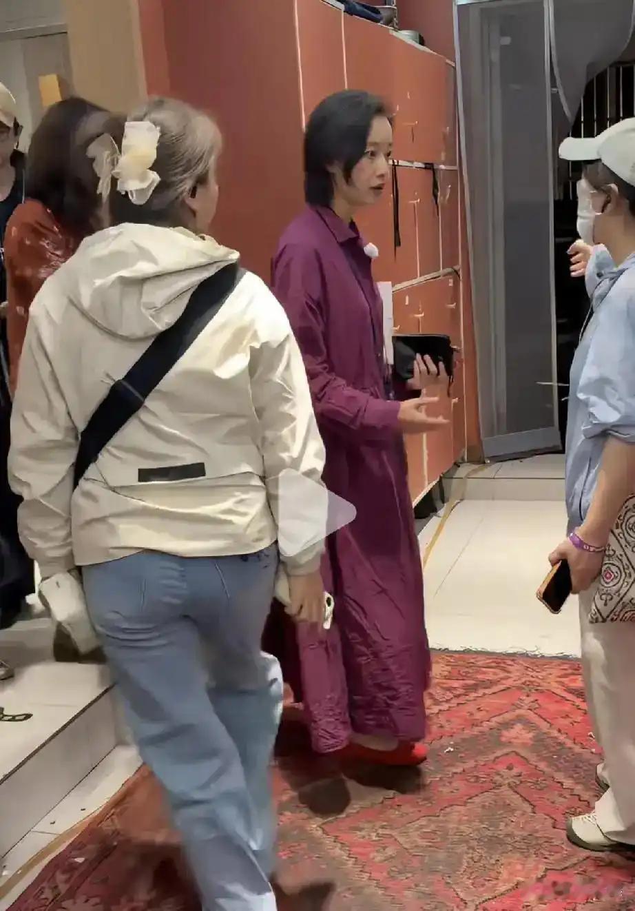 38岁倪妮新疆火锅店素颜出镜，法令纹清晰，松弛真实圈粉无数倪 