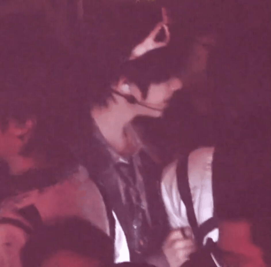 tg 希区柯克后台zqh摸cyh下巴 俩人笑的真开心 