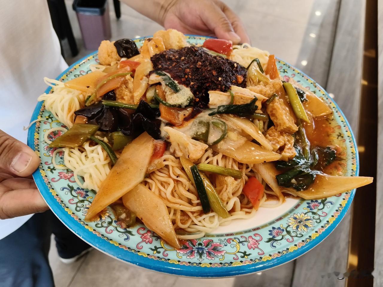 你们就是说兰州的凉面，兰州的牛肉面好不好吃？
今天中午兰州天气太热了，和家人一起