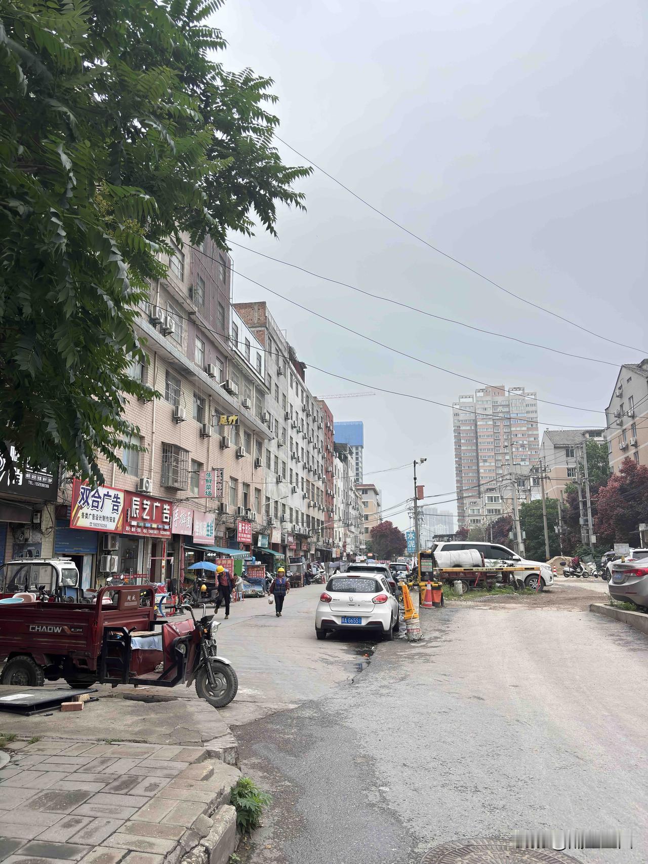 西安刚家寨村，这些房子咋还没拆呢？这是咋回事？这村子都拆迁好多年了，周边高楼都盖
