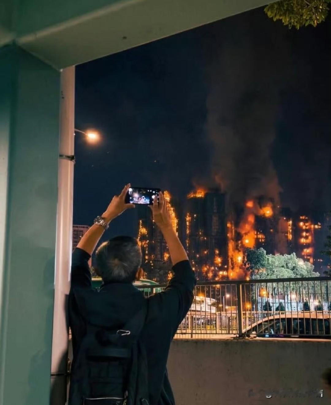 昨天香港的大火以十分惨烈的后果给我们敲醒了警钟：

高楼建设不能只看数量和高度，