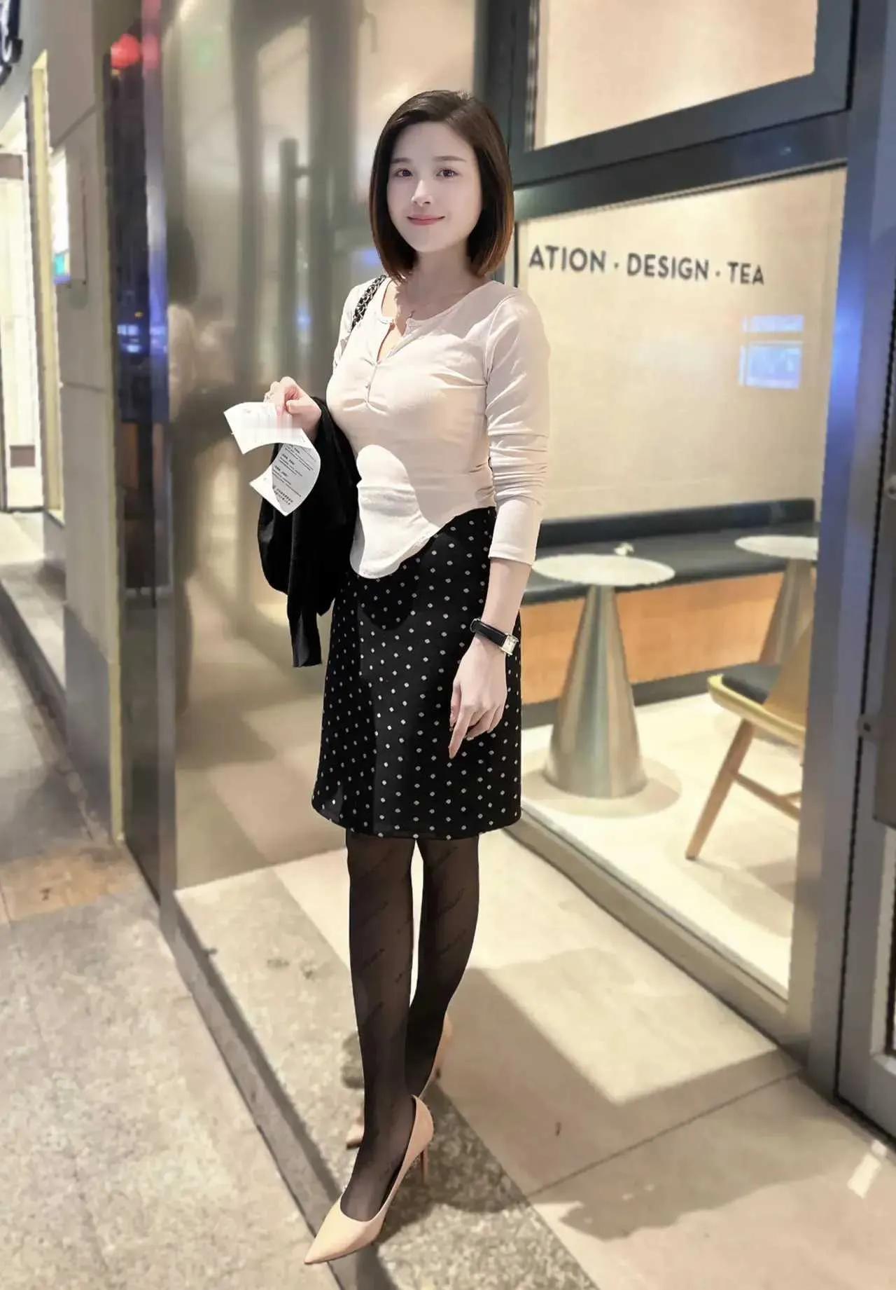 在当今社会，体制内的女性若出身农家，面临的婚恋挑战尤为显著。就拿我所知的办公室中