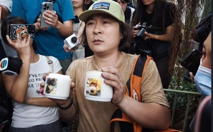 大埔宏福苑宏昌阁居民今日（23日）起分批上楼执拾，居于2楼单位的陈氏夫妇重返家园