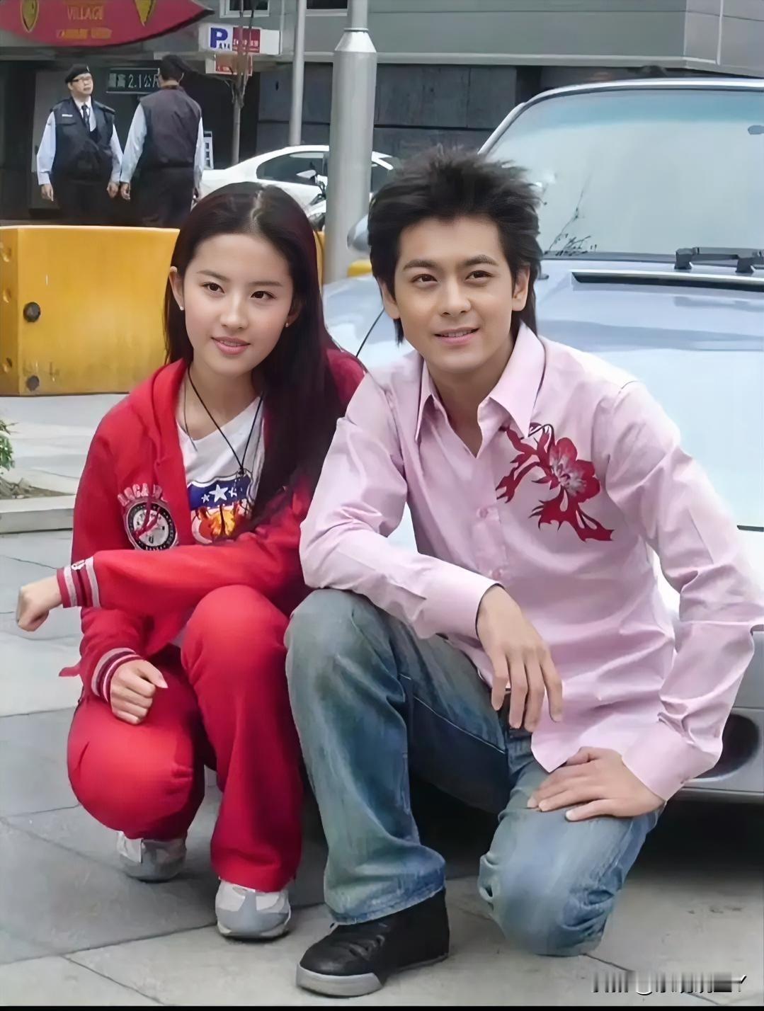 这是神仙姐姐刘亦菲和不老男神林志颖的一张合影，摄于2004年的台湾。那时刘亦菲1