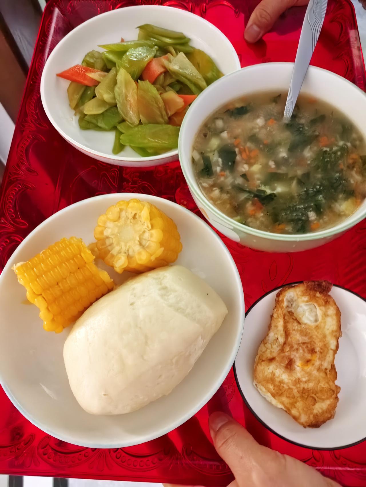 早餐：一个馒头，一个煎蛋，玉米   笋＋胡萝卜  

咸粥：西兰花＋香菇＋瘦肉沫